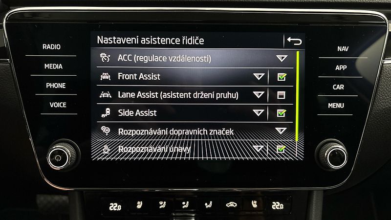 Škoda Superb 2.0 TDI DSG L&K Combi - fotka 30 z 34