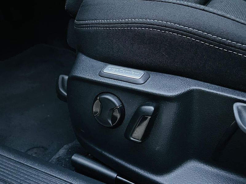Volkswagen Passat 2.0TDI AUTOMAT VÝHŘEV SENZORY - fotka 37 z 48