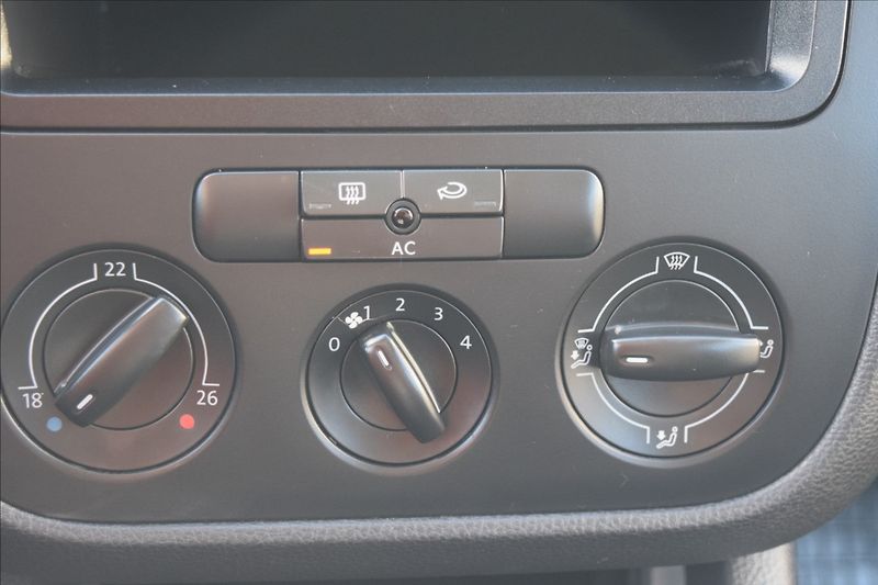 Volkswagen Golf 1,4 MPi 59KW NOVÁ STK ALU - fotka 30 z 35