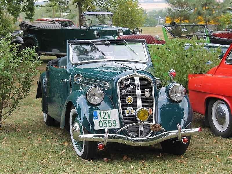 Nablýskané historické motocykly a automobily zdobily v sobotu prostranství zámku v Neplachovicích. Konala se zde již devátá Cisarská veterán rallye.