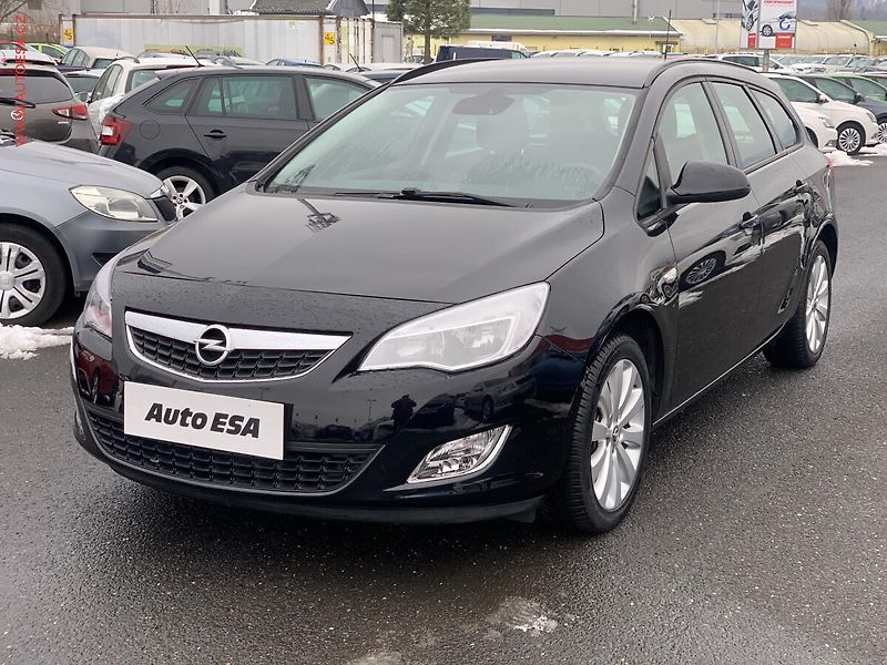 Opel Astra (2011) 1.6i SportTourer - fotka 3 z 21