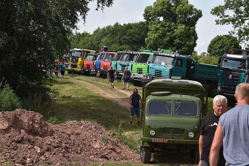 Sraz veteránů a nákladních vozů Tatra přilákal do Heřmánkovic stovky návštěvníků a desítky majitelů historických a nákladních vozů.