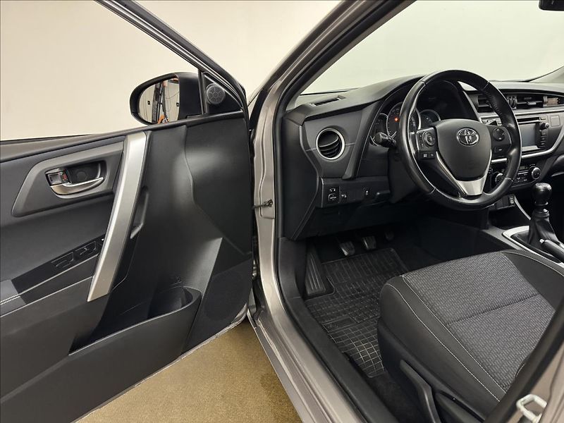 Toyota Auris 1,4 66kW NAVI KAMERA TAŽNÉ - fotka 24 z 32