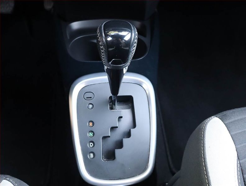 Toyota Yaris (2017) 1.5 Hybrid, Automat - fotka 13 z 19
