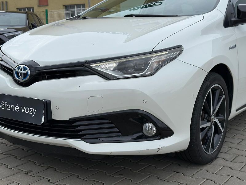 Toyota Auris 1.8 HSD e-CVT Selection - fotka 26 z 27