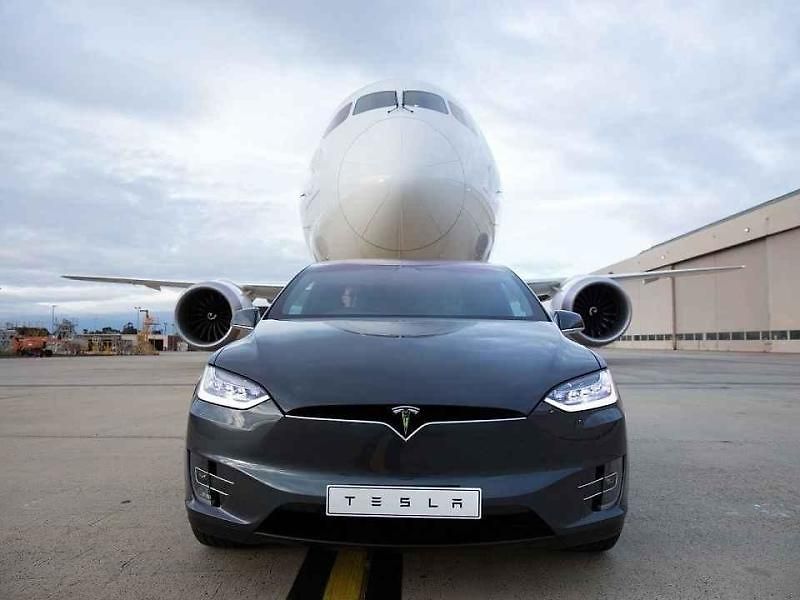 Tesla Model X a Boeing 787-9 Dreamliner.