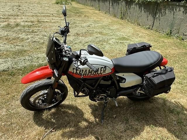 Ducati Scrambler Urban Motard (2022) ve výborném stavu, s brašnami - fotka 3 z 10