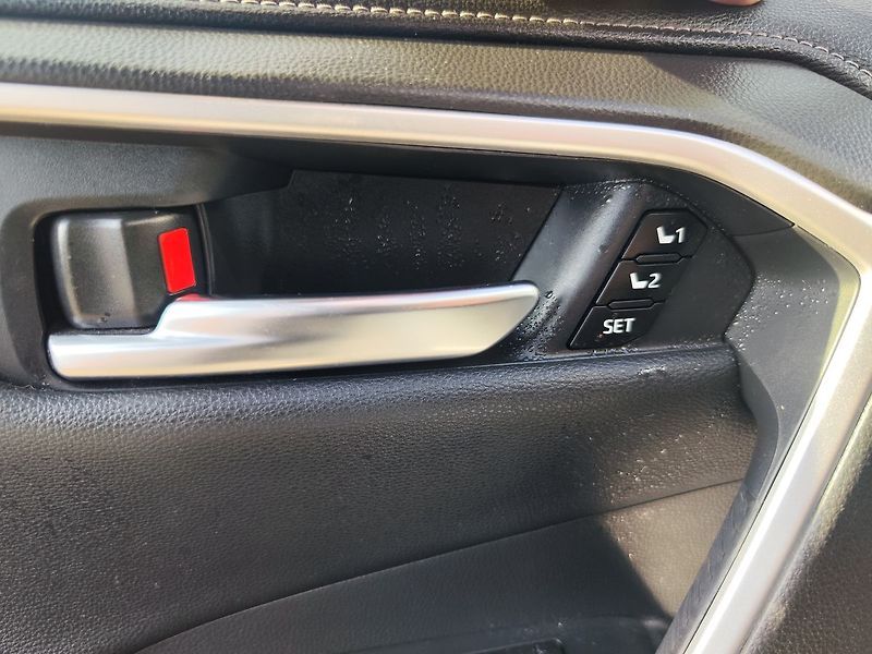 Toyota RAV4 2.5 HEV/163kW Executive e-CVT - fotka 32 z 35
