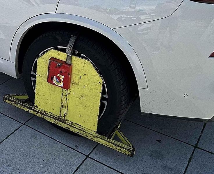 Auto dostalo botičku na zadní kolo.