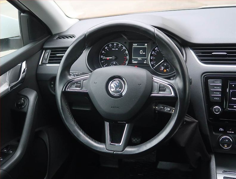 Škoda Octavia (2015) 1.6 TDI, Xenony, Tempomat - fotka 15 z 22