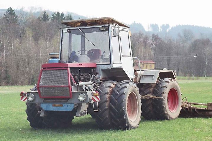 Traktor - tahač ŠT 180 v někdejším Československu vznikal od roku 1968 a jeho výroba skončila v roce 1992. Ten je také hlavním tématem našeho zábavného motoristického kvízu.