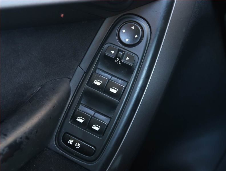 Citroën C4 Picasso (2008) 2.0 HDi 135, Automat, 7 míst - fotka 16 z 19