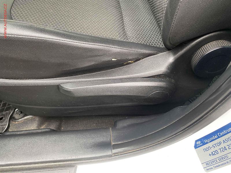 Hyundai ix35 (2010) 2.0 i 4WD, ČR, AC, TZ, park - fotka 14 z 16