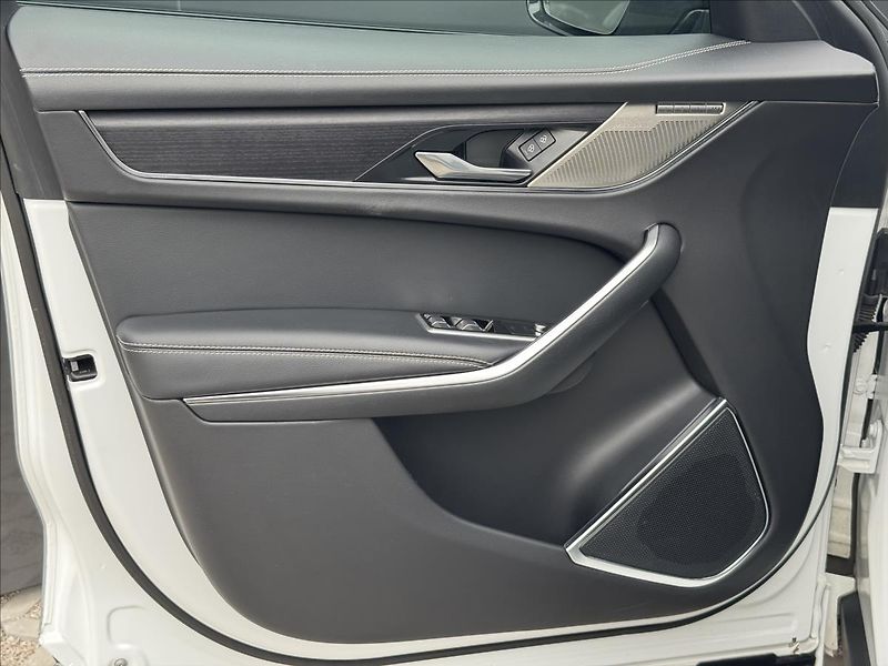 Jaguar F-Pace 3,0 D300 R-Dynamic SE AT ČR DP - fotka 27 z 32
