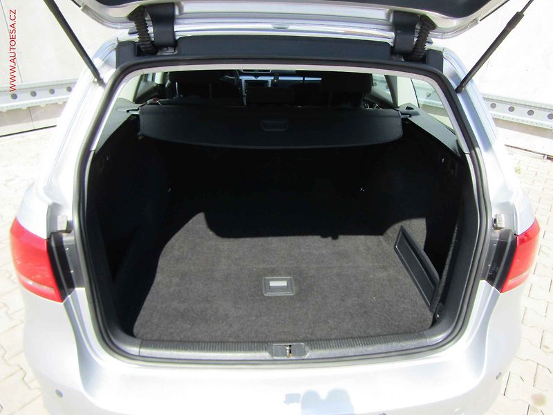 Volkswagen Passat (2011) 1.6 TDi, AC, tempo, park - fotka 7 z 17