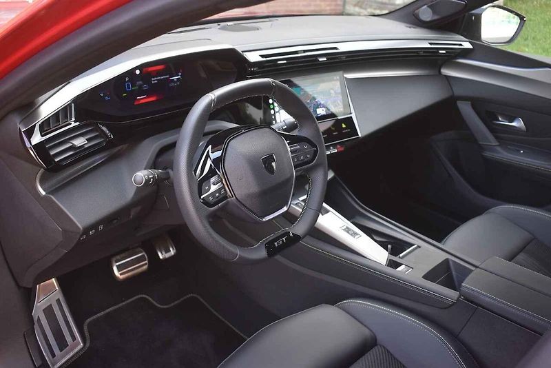 Peugeot 408 je praktický rodinný i reprezentativní podnikatelský vůz.
