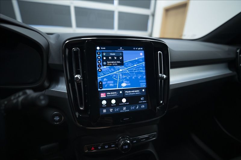 Volvo XC40 2,0 B3 NAVI KAMERA 360° TAŽNÉ - fotka 27 z 38