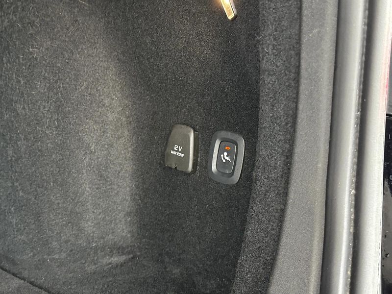 Volvo V60 T6 AWD*Recharge*KeyLess*Tažné - fotka 37 z 39