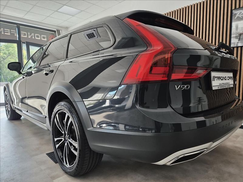 Volvo V90 CC D5 AWD Drive-E Pro POLESTAR - fotka 6 z 46