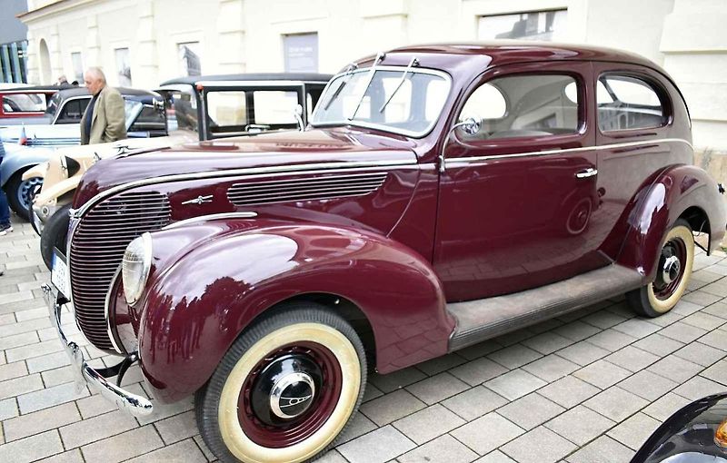Tradiční sraz autoveteránistů na náměstí T. G. Masaryka v Prostějově. 18. května 2025