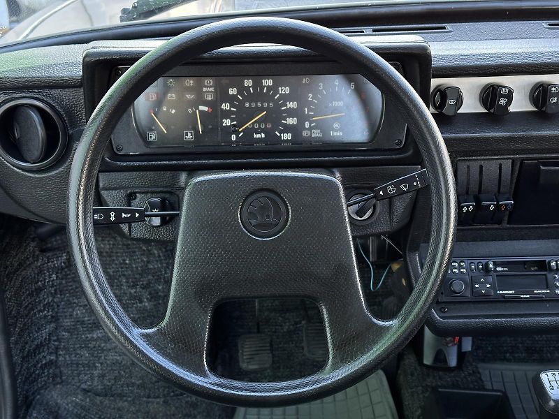 Škoda Rapid 130 5speed 43kW Autorádio STŘE - fotka 15 z 27