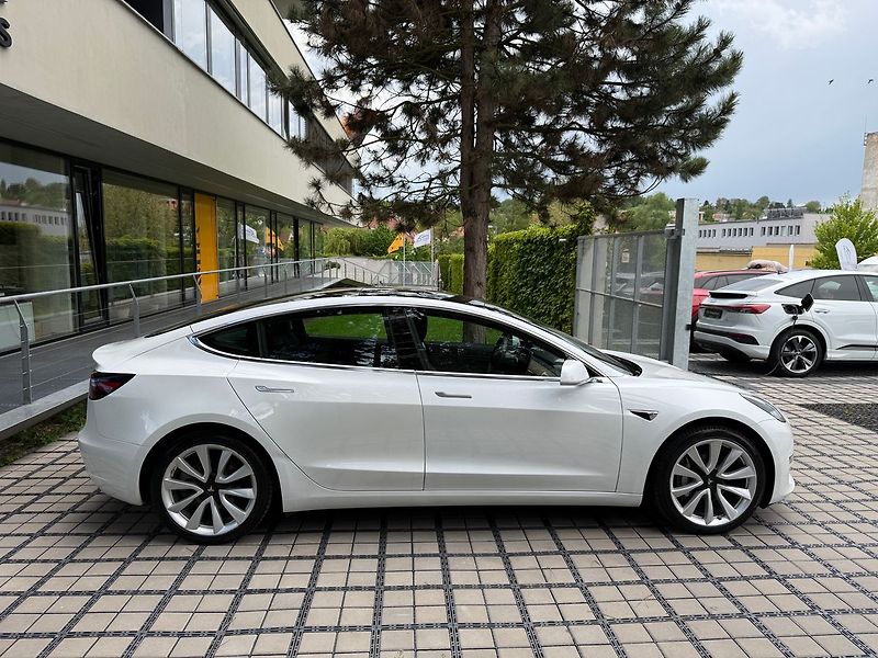 Tesla Model 3 Long Range AWD - fotka 37 z 38