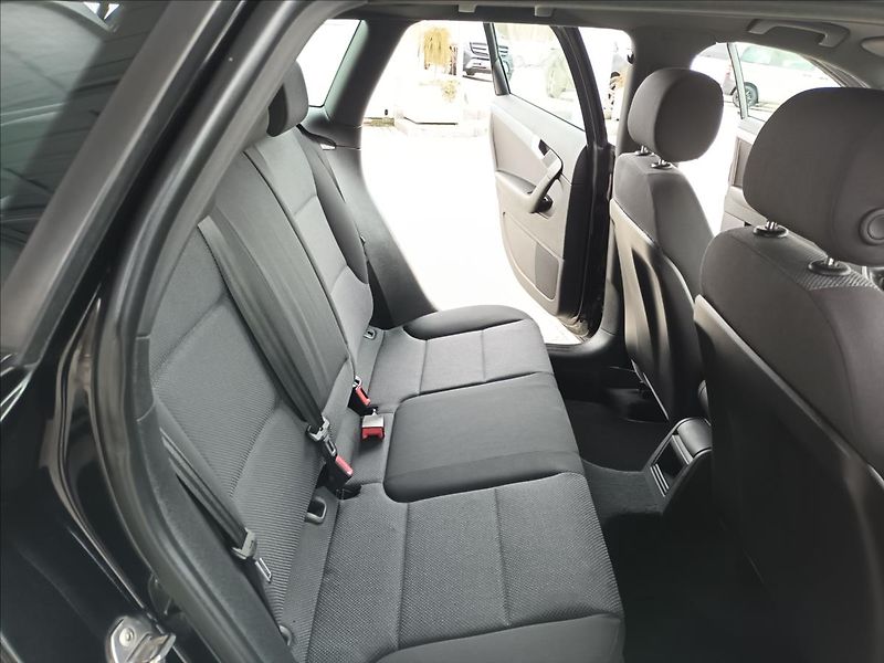 Audi A3 1,6 TDI,XENON,VÝHŘEV,  Sportba - fotka 21 z 33