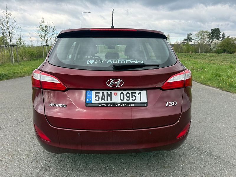 Hyundai i30 COMFORT 1,6 81 kW - fotka 4 z 17
