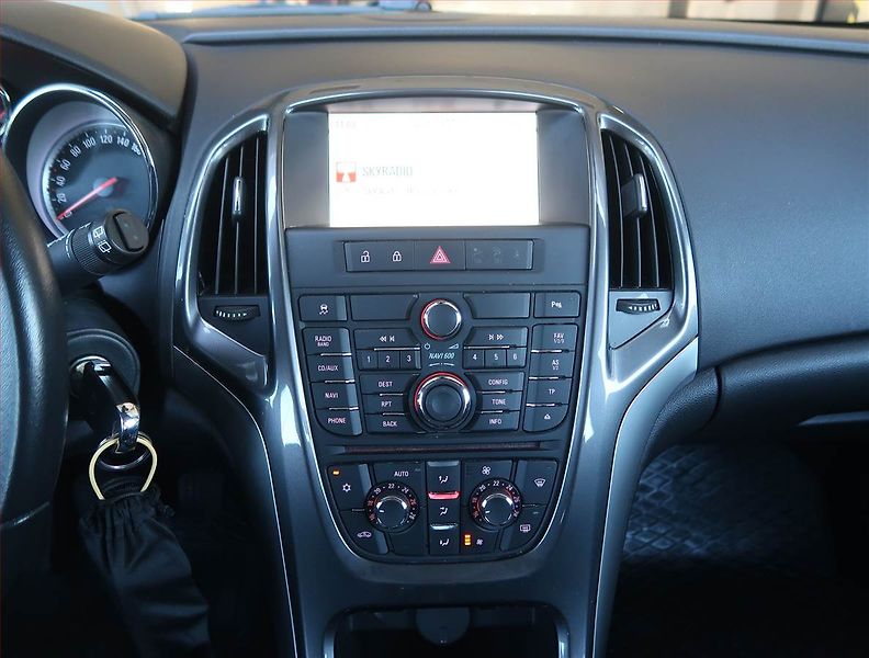 Opel Astra (2012) 1.4 T, Xenony, Tempomat - fotka 12 z 17