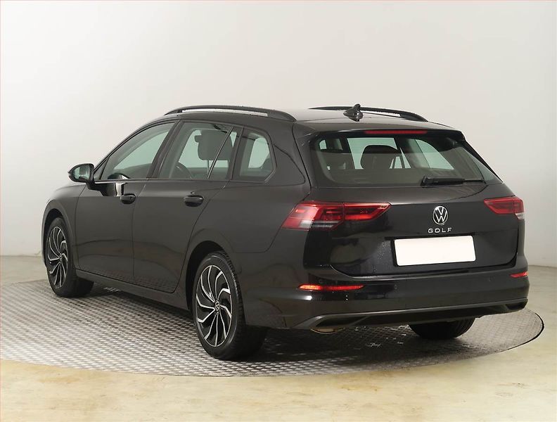 Volkswagen Golf (2021) Life 1.5 TSI, ČR,1.maj - fotka 4 z 21