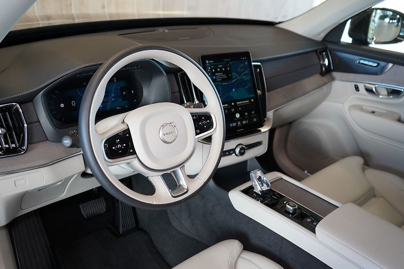 Volvo XC90 B5 PLUS Bright Vzduch, 360° - fotka 17 z 50