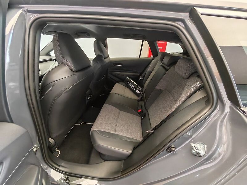 Toyota Corolla 2.0 Hybrid e-CVT Style - fotka 24 z 42