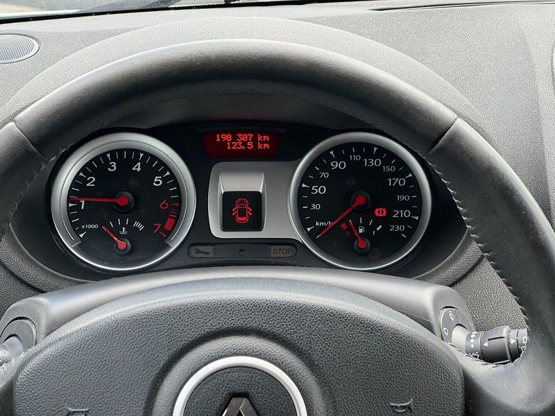Renault Clio (2012) 1,2 55 KW Klima - fotka 17 z 28