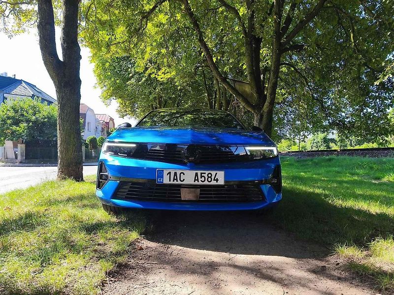 Opel vyniká ostrými sportovními rysy.