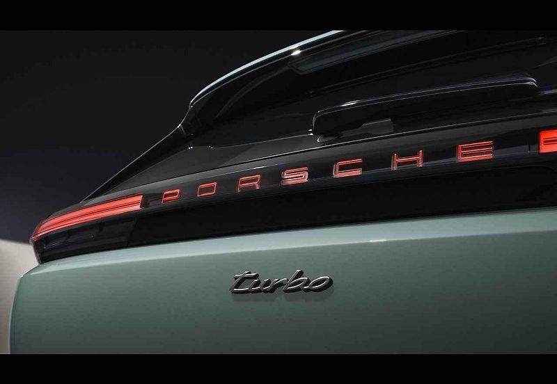 Nové Porsche Cayenne v nového showroomu značky v Praze-Ořechu.