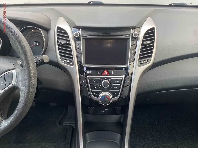 Hyundai i30 (2015) 1.6 CRDi, Trend, navi, kamera - fotka 12 z 19