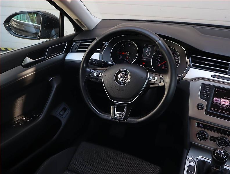 Volkswagen Passat (2015) 2.0 TDI, Navi, Tempomat - fotka 7 z 23