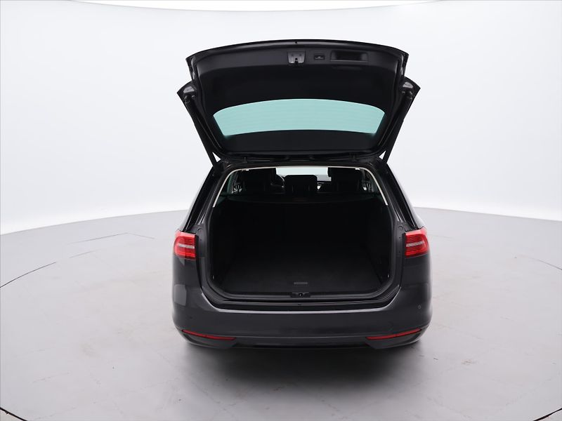 Volkswagen Passat 2,0 TDI 110kW DSG LED 1.Maj - fotka 9 z 31