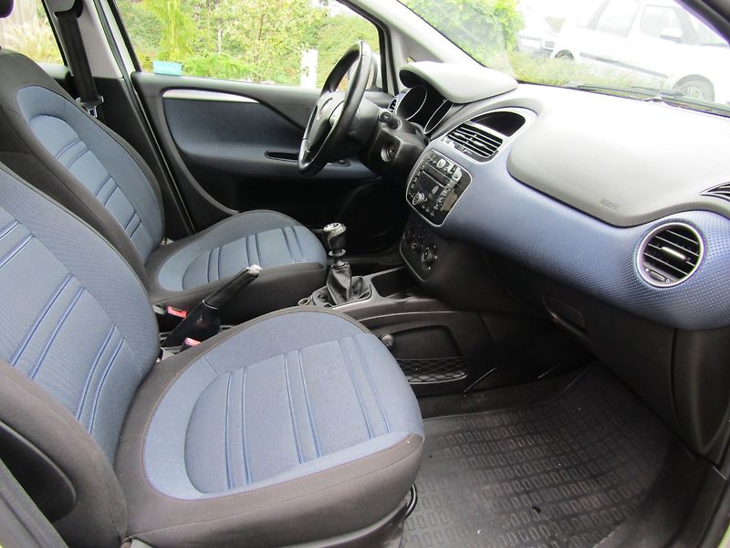 Fiat Punto (2011) 1.4I 57kW CNG - fotka 27 z 34