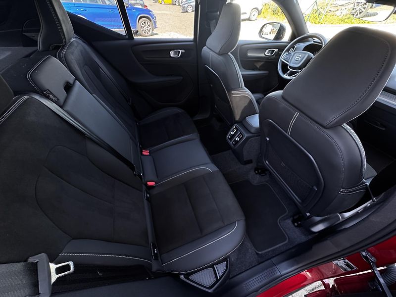 Volvo XC40 B4 FWD ULTRA DARK // 1. maj. - fotka 18 z 46
