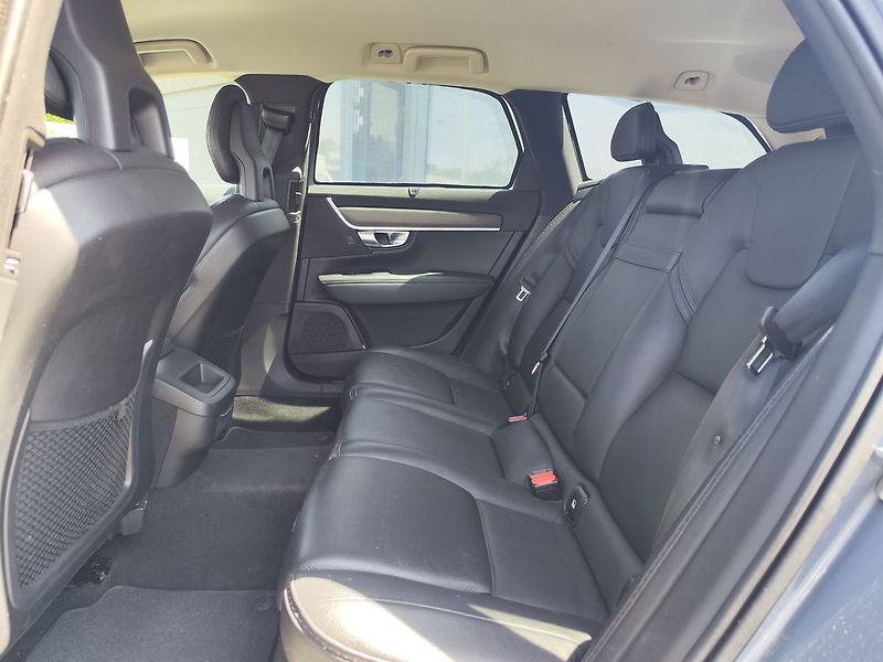 Volvo V90 D4 2.0/140kW Cross Country Mom - fotka 14 z 33