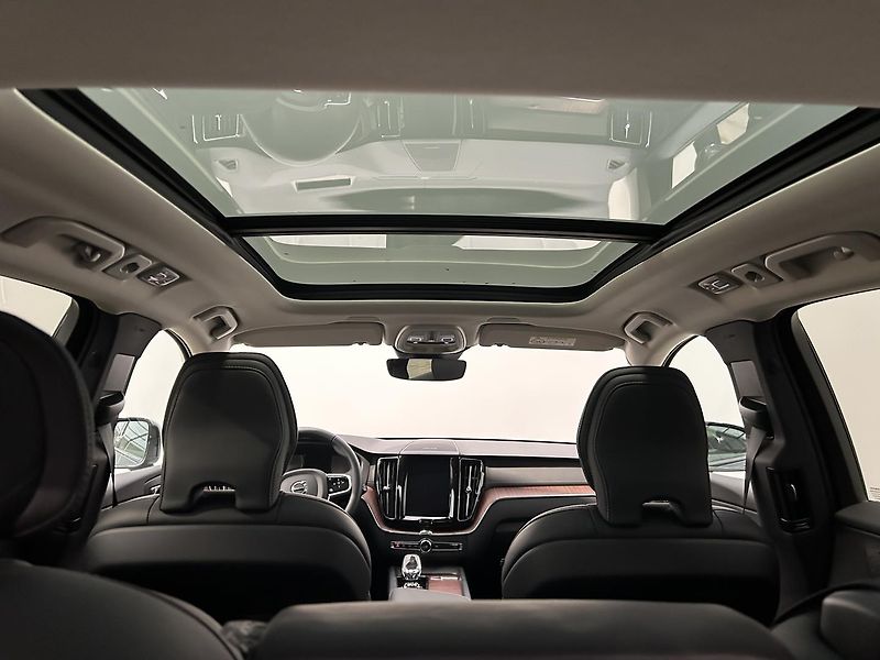 Volvo XC60 2.0  B4 4x4 ULTIMATE - fotka 23 z 33