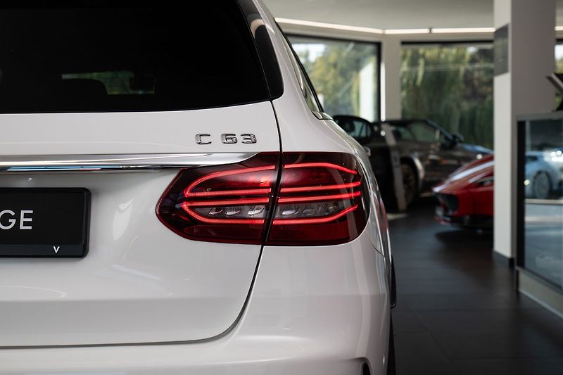 Mercedes-Benz Třídy C 63 AMG T/Burmester/Pano/Carbon - fotka 19 z 19