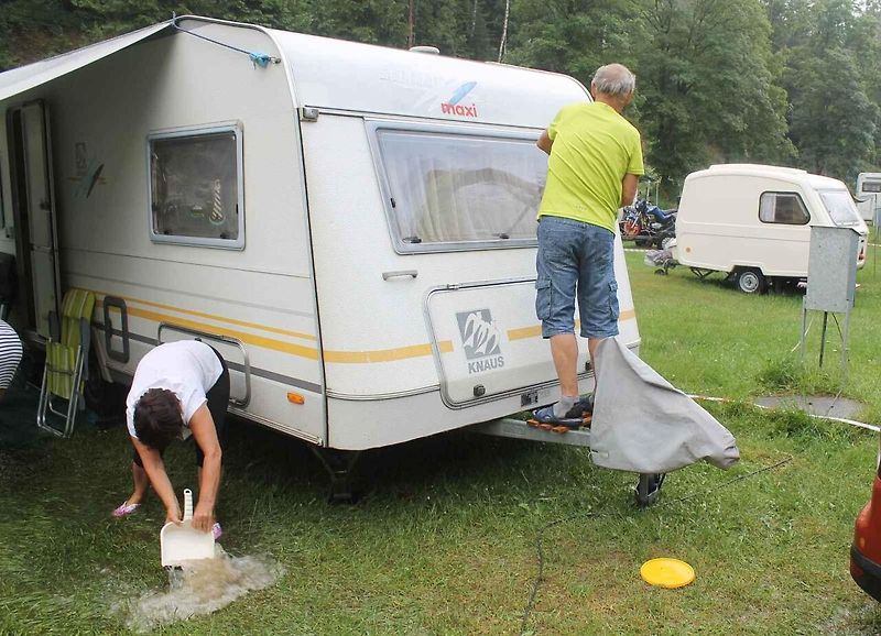 Po vydatném dešti nebo bouřce je potřeba důkladně zkontrolovat stav karavanu. Pár minut péče, které ušetří hodiny zbytečných starostí.