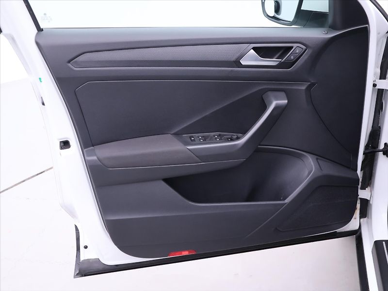 Volkswagen T-Roc 1,0 TSI 85kW Aut.klima CZ - fotka 10 z 34