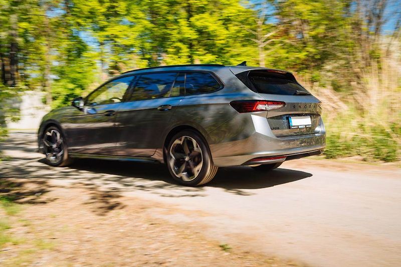 Škoda Superb (2025) 2.0 TDI, Sportline, HUD, Paměť - fotka 30 z 30