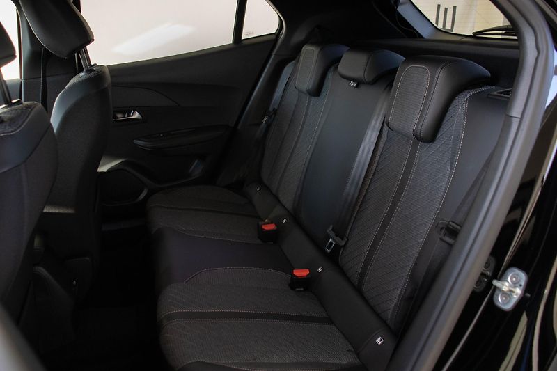 Peugeot 2008 ALLURE PureTech 100 MAN6 - fotka 8 z 16