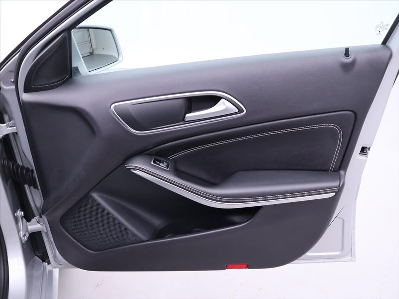 Mercedes-Benz Třídy A 1,6 180i 90kW CZ Sport Xenon - fotka 12 z 30