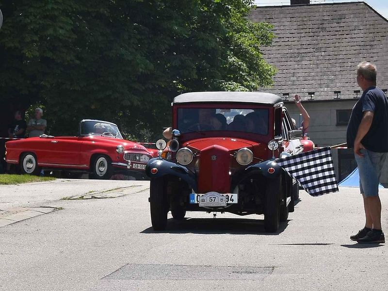 Tradiční závod S kopce do kopce si nenechalo letos ujít na sedm desítek posádek historických automobilů a motocyklů.