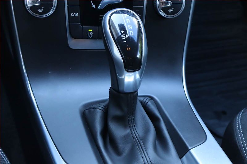 Volvo V60 (2015) D4 2.0, Automat, Serv.kniha - fotka 13 z 23
